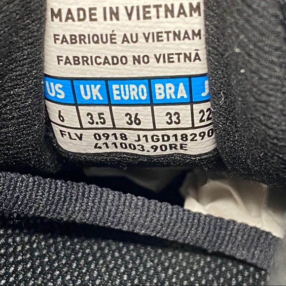 MIZUNO WaveKnit R2 Womens Sneaker Size 6 - Picture 9 of 9